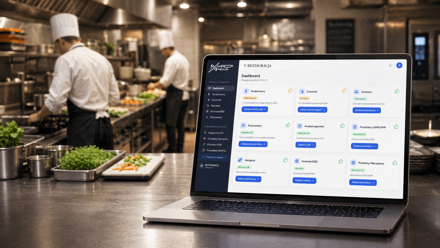 Laptop z dashboardem HACCP Nexus na blacie kuchni restauracji